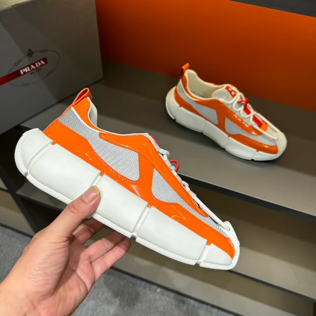 P460 PRADA/Prada men's lace-up leather casual sports shoes, the upper is made of cowhide leather and breathable mesh. It is soft, comfortable and breathable. The tongue is decorated with the PRADA brand letter logo. The thick rubber sole echoes the red label tongue. The style is fashionable and elegant. The details are carefully crafted. A casual sports shoe with a super western style and excellent breathability! Code number 38-45 (45 customized)